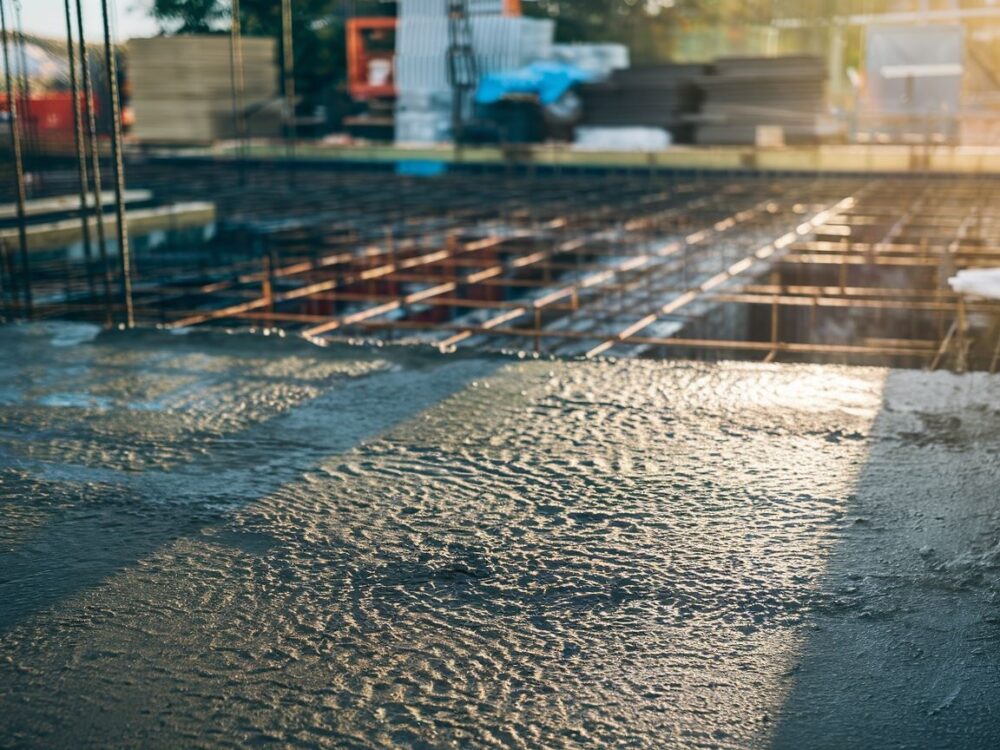 Plac budowy z widocznymi fundamentami