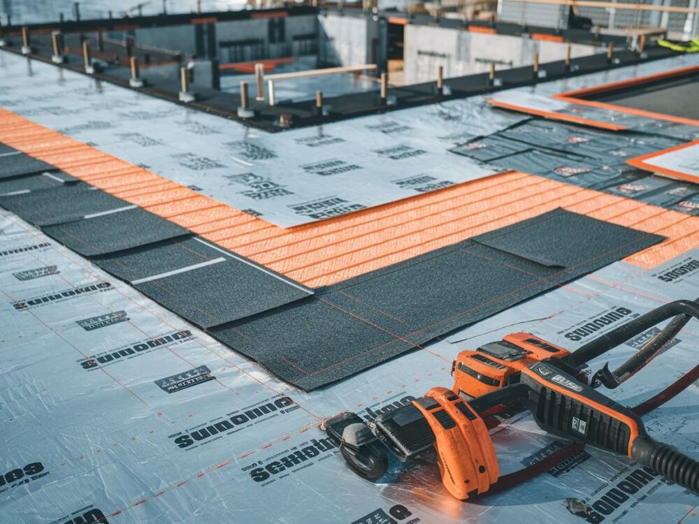 Porównanie izolacji poziomej fundamentów folią i papą