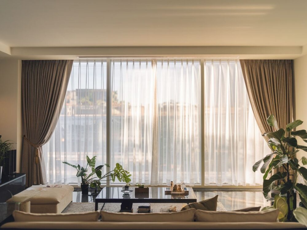 Stylowe zasłony na karniszu w nowoczesnym wnętrzu